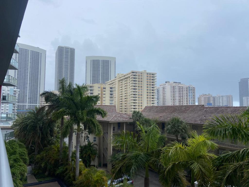 BeachWalk Studio Apmt 2 Beds, Amazing Views- 12B Hallandale Beach Esterno foto